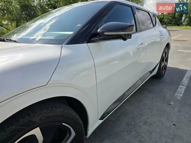 Белый Киа EV6, объемом двигателя 0 л и пробегом 34 тыс. км за 29500 $, фото 4 на Automoto.ua