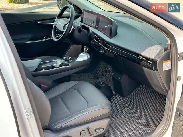 Белый Киа EV6, объемом двигателя 0 л и пробегом 14 тыс. км за 28990 $, фото 27 на Automoto.ua