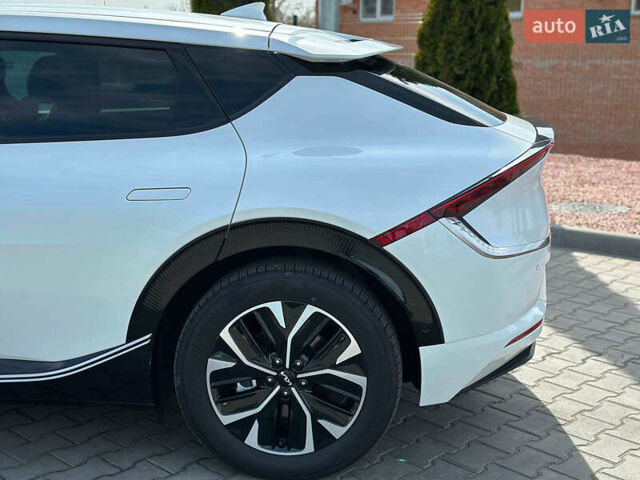 Белый Киа EV6, объемом двигателя 0 л и пробегом 14 тыс. км за 28990 $, фото 12 на Automoto.ua