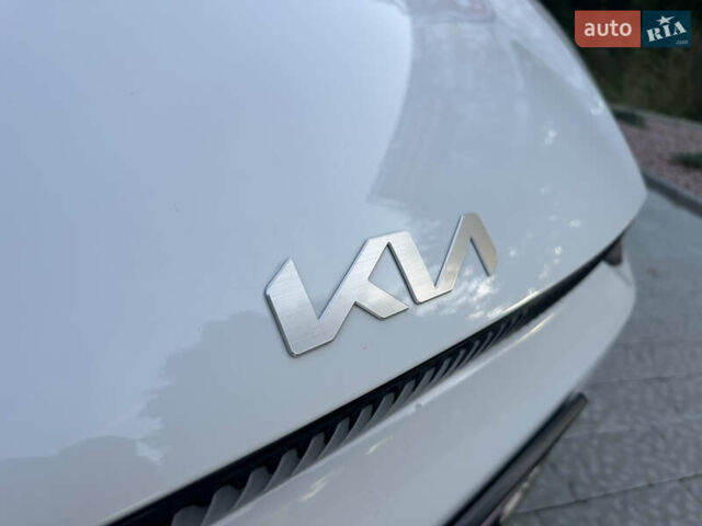 Белый Киа EV6, объемом двигателя 0 л и пробегом 16 тыс. км за 25400 $, фото 6 на Automoto.ua
