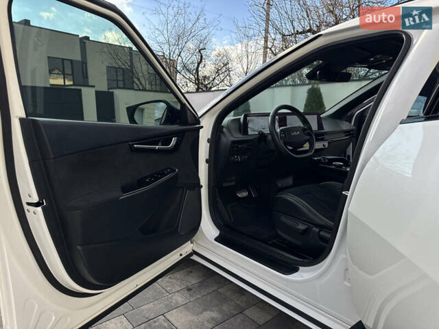 Белый Киа EV6, объемом двигателя 0 л и пробегом 8 тыс. км за 44500 $, фото 50 на Automoto.ua