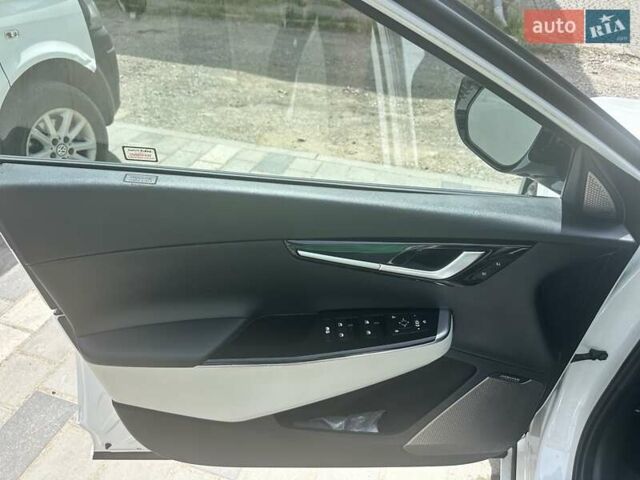 Белый Киа EV6, объемом двигателя 0 л и пробегом 34 тыс. км за 29500 $, фото 9 на Automoto.ua