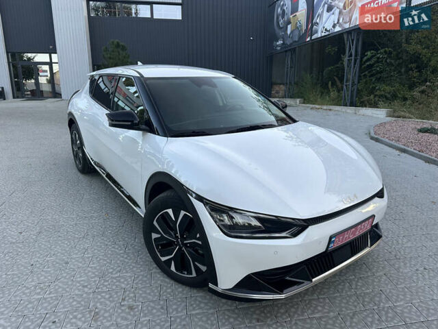 Белый Киа EV6, объемом двигателя 0 л и пробегом 16 тыс. км за 25400 $, фото 2 на Automoto.ua