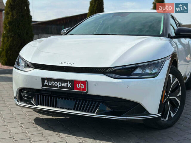 Белый Киа EV6, объемом двигателя 0 л и пробегом 14 тыс. км за 28990 $, фото 3 на Automoto.ua