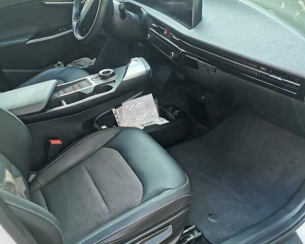 Белый Киа EV6, объемом двигателя 0 л и пробегом 24 тыс. км за 25200 $, фото 38 на Automoto.ua
