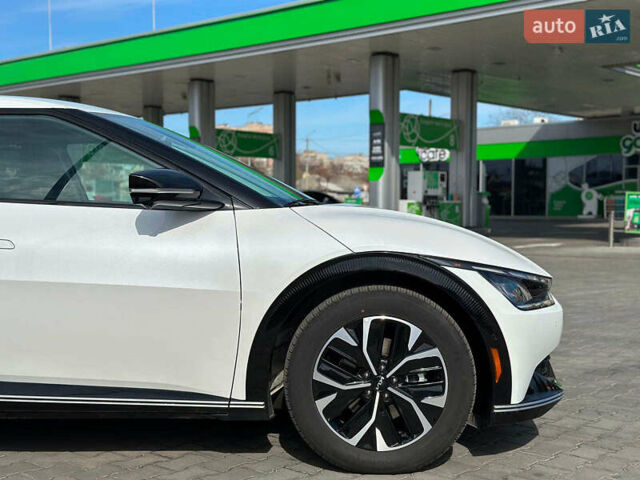 Белый Киа EV6, объемом двигателя 0 л и пробегом 14 тыс. км за 28990 $, фото 8 на Automoto.ua