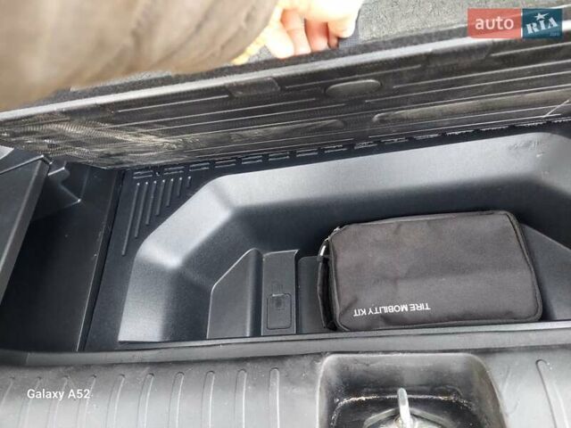 Белый Киа EV6, объемом двигателя 0 л и пробегом 66 тыс. км за 24000 $, фото 3 на Automoto.ua