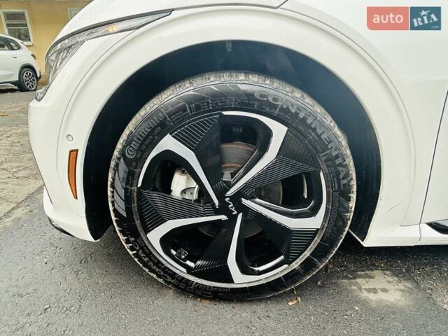 Белый Киа EV6, объемом двигателя 1.99 л и пробегом 11 тыс. км за 34999 $, фото 2 на Automoto.ua