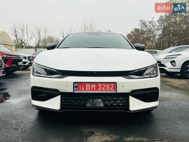 Белый Киа EV6, объемом двигателя 1.99 л и пробегом 11 тыс. км за 34999 $, фото 10 на Automoto.ua