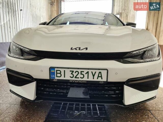Белый Киа EV6, объемом двигателя 0 л и пробегом 4 тыс. км за 28900 $, фото 1 на Automoto.ua