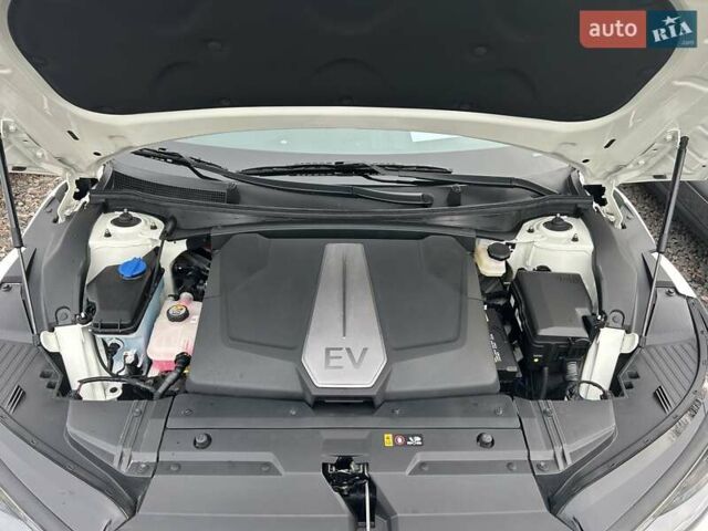 Белый Киа EV6, объемом двигателя 1.99 л и пробегом 11 тыс. км за 34999 $, фото 12 на Automoto.ua