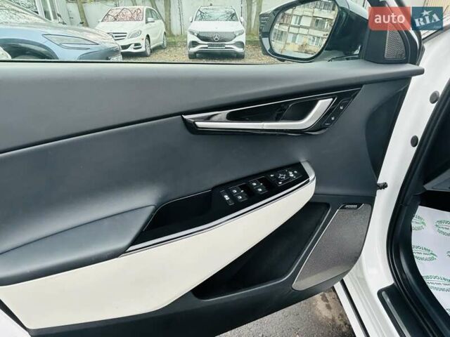 Белый Киа EV6, объемом двигателя 1.99 л и пробегом 11 тыс. км за 34999 $, фото 33 на Automoto.ua