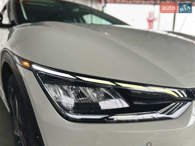 Бежевый Киа EV6, объемом двигателя 0 л и пробегом 60 тыс. км за 32000 $, фото 9 на Automoto.ua