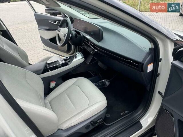 Бежевый Киа EV6, объемом двигателя 0 л и пробегом 33 тыс. км за 25750 $, фото 22 на Automoto.ua