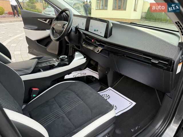 Черный Киа EV6, объемом двигателя 0 л и пробегом 54 тыс. км за 23999 $, фото 51 на Automoto.ua