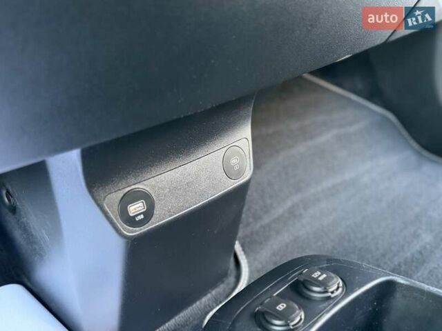 Черный Киа EV6, объемом двигателя 0 л и пробегом 94 тыс. км за 26300 $, фото 61 на Automoto.ua