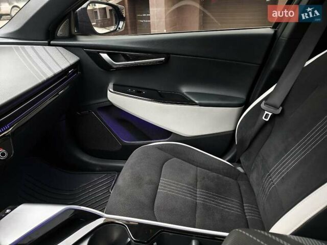 Черный Киа EV6, объемом двигателя 0 л и пробегом 47 тыс. км за 25800 $, фото 6 на Automoto.ua