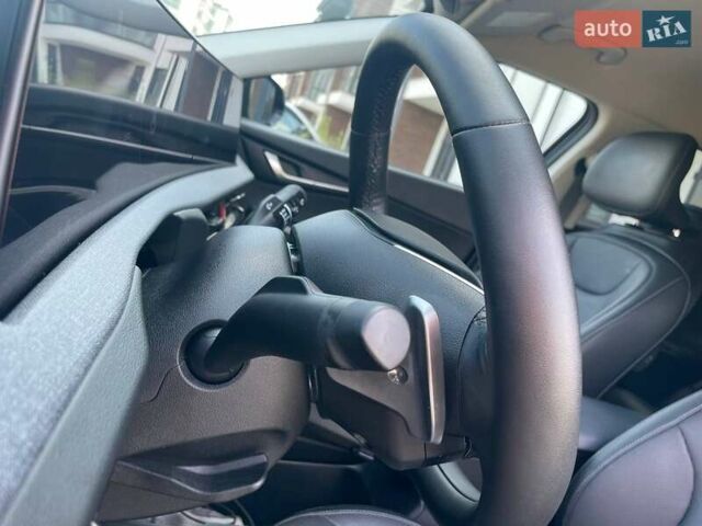 Черный Киа EV6, объемом двигателя 0 л и пробегом 55 тыс. км за 25700 $, фото 106 на Automoto.ua