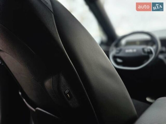 Черный Киа EV6, объемом двигателя 0 л и пробегом 55 тыс. км за 25500 $, фото 94 на Automoto.ua