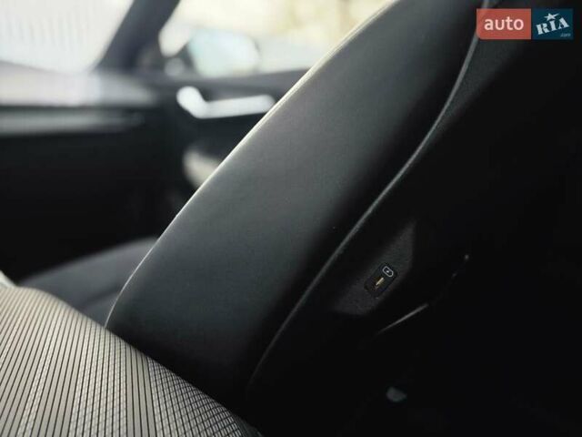 Черный Киа EV6, объемом двигателя 0 л и пробегом 55 тыс. км за 25500 $, фото 93 на Automoto.ua