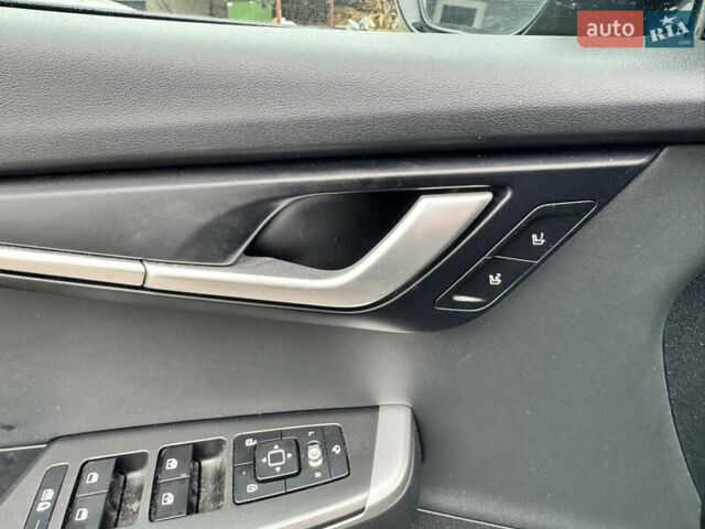 Черный Киа EV6, объемом двигателя 0 л и пробегом 123 тыс. км за 18900 $, фото 21 на Automoto.ua