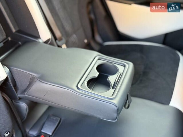 Черный Киа EV6, объемом двигателя 0 л и пробегом 80 тыс. км за 22900 $, фото 98 на Automoto.ua