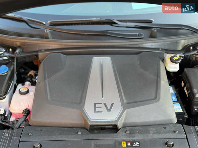 Черный Киа EV6, объемом двигателя 0 л и пробегом 80 тыс. км за 22900 $, фото 112 на Automoto.ua
