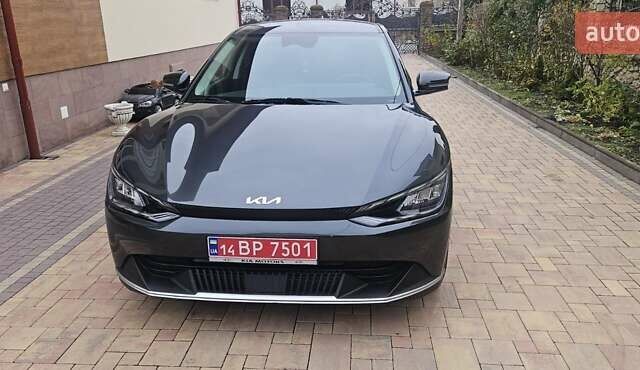 Черный Киа EV6, объемом двигателя 0 л и пробегом 8 тыс. км за 26650 $, фото 2 на Automoto.ua