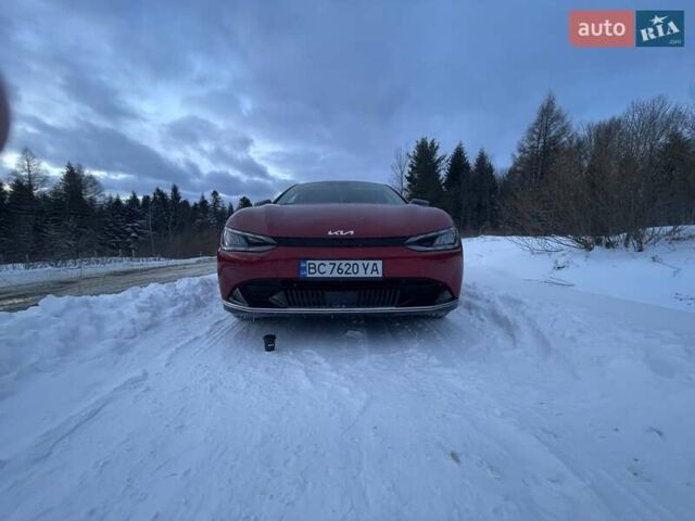 Красный Киа EV6, объемом двигателя 0 л и пробегом 22 тыс. км за 30500 $, фото 2 на Automoto.ua