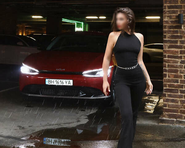 Красный Киа EV6, объемом двигателя 0 л и пробегом 83 тыс. км за 18000 $, фото 2 на Automoto.ua