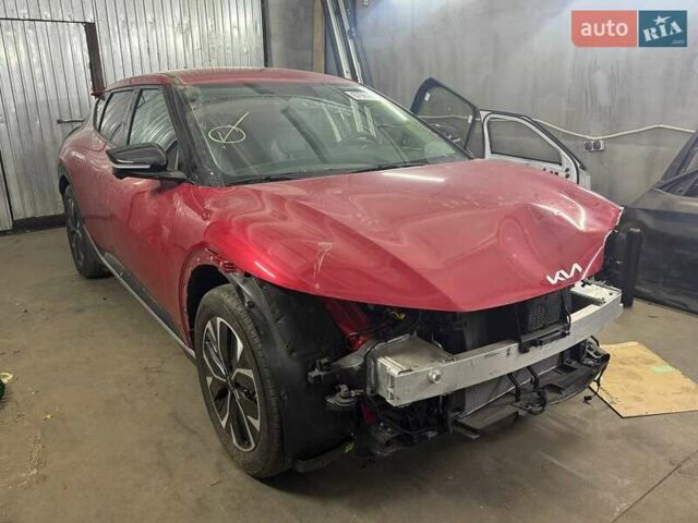 Красный Киа EV6, объемом двигателя 0 л и пробегом 32 тыс. км за 17500 $, фото 2 на Automoto.ua