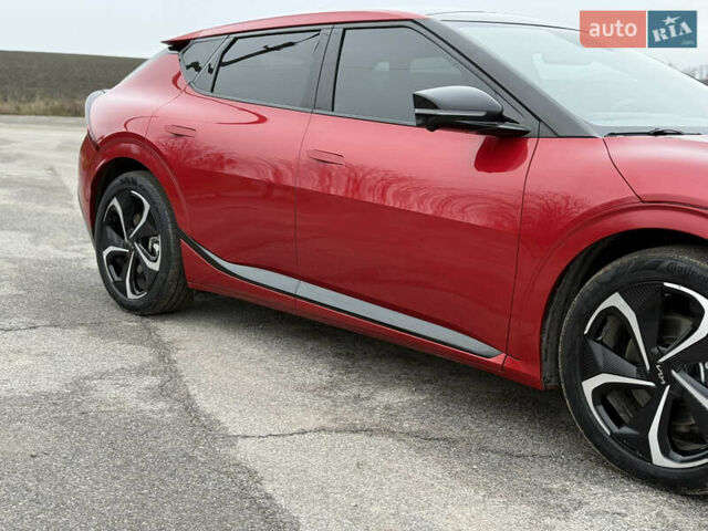 Красный Киа EV6, объемом двигателя 0 л и пробегом 53 тыс. км за 33900 $, фото 5 на Automoto.ua
