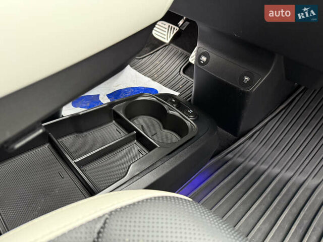 Красный Киа EV6, объемом двигателя 0 л и пробегом 53 тыс. км за 33900 $, фото 65 на Automoto.ua