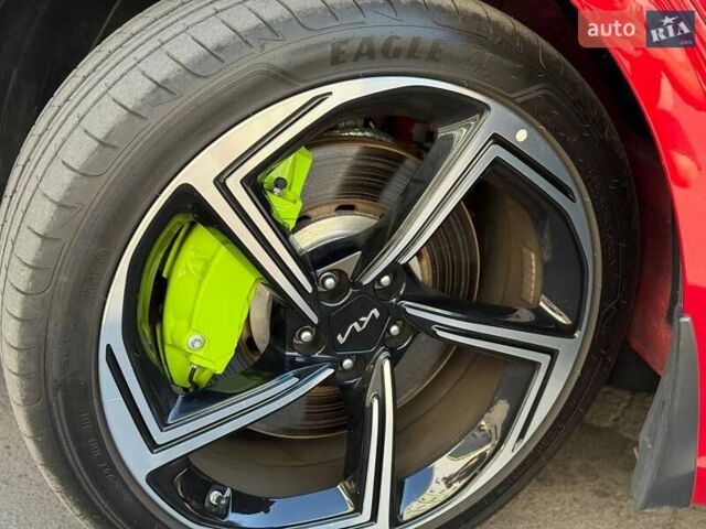 Красный Киа EV6, объемом двигателя 0 л и пробегом 14 тыс. км за 34900 $, фото 5 на Automoto.ua