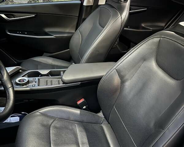 Червоний Кіа EV6, об'ємом двигуна 0 л та пробігом 82 тис. км за 27000 $, фото 12 на Automoto.ua