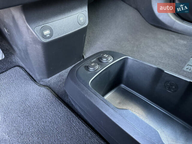 Красный Киа EV6, объемом двигателя 0 л и пробегом 80 тыс. км за 24000 $, фото 11 на Automoto.ua