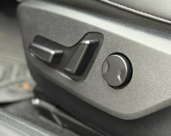 Красный Киа EV6, объемом двигателя 0 л и пробегом 53 тыс. км за 33900 $, фото 49 на Automoto.ua