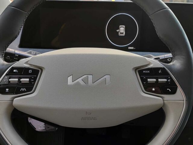 Серый Киа EV6, объемом двигателя 77 л и пробегом 64 тыс. км за 32999 $, фото 8 на Automoto.ua