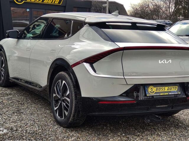 Серый Киа EV6, объемом двигателя 77 л и пробегом 64 тыс. км за 32999 $, фото 3 на Automoto.ua