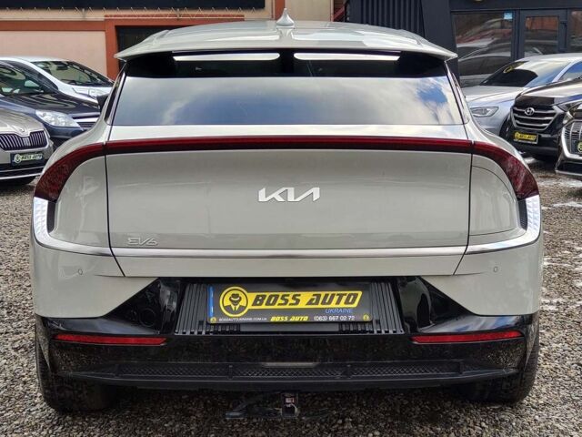 Серый Киа EV6, объемом двигателя 77 л и пробегом 64 тыс. км за 32999 $, фото 4 на Automoto.ua