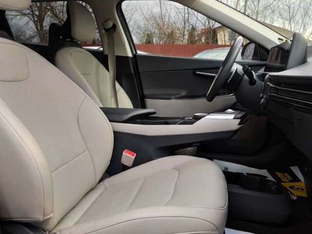 Серый Киа EV6, объемом двигателя 77 л и пробегом 64 тыс. км за 32999 $, фото 12 на Automoto.ua
