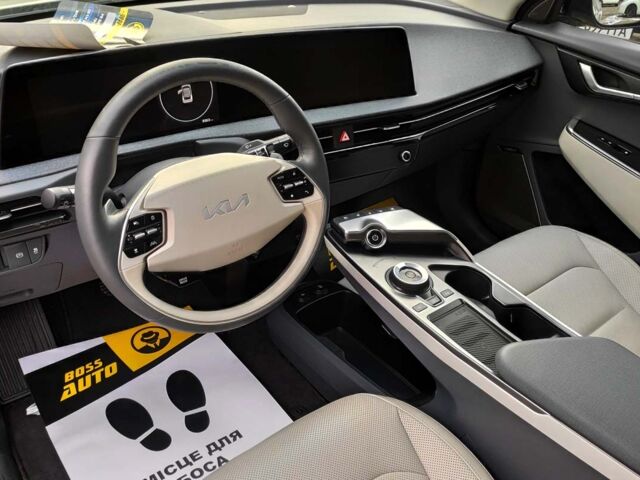 Серый Киа EV6, объемом двигателя 77 л и пробегом 64 тыс. км за 32999 $, фото 6 на Automoto.ua