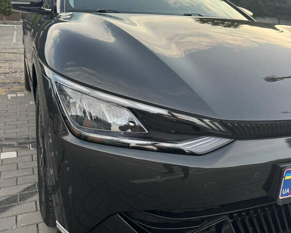Серый Киа EV6, объемом двигателя 0 л и пробегом 54 тыс. км за 27250 $, фото 5 на Automoto.ua