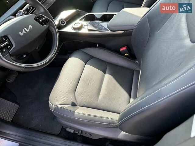 Серый Киа EV6, объемом двигателя 0 л и пробегом 47 тыс. км за 27999 $, фото 31 на Automoto.ua