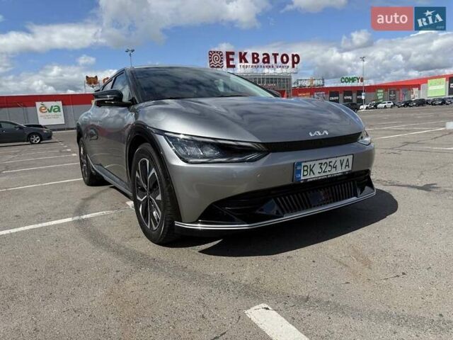 Серый Киа EV6, объемом двигателя 0 л и пробегом 43 тыс. км за 27999 $, фото 3 на Automoto.ua
