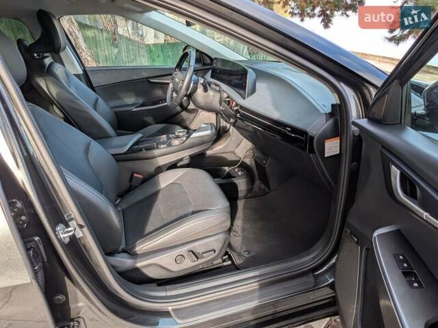 Сірий Кіа EV6, об'ємом двигуна 0 л та пробігом 140 тис. км за 23800 $, фото 44 на Automoto.ua