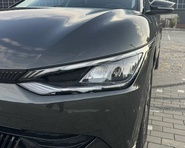 Серый Киа EV6, объемом двигателя 0 л и пробегом 54 тыс. км за 27250 $, фото 4 на Automoto.ua