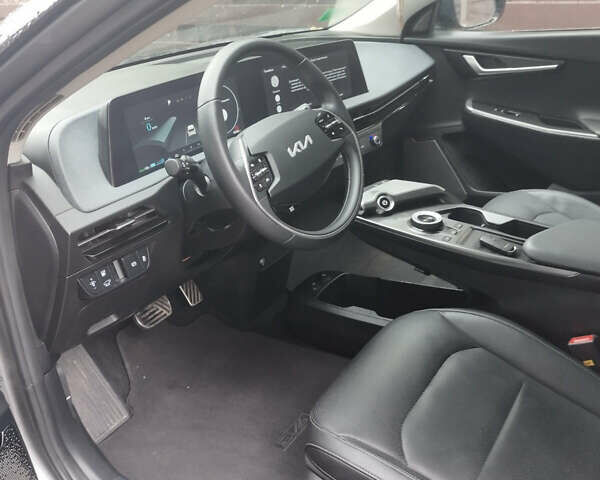 Серый Киа EV6, объемом двигателя 0 л и пробегом 46 тыс. км за 25500 $, фото 2 на Automoto.ua