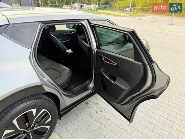 Сірий Кіа EV6, об'ємом двигуна 0 л та пробігом 9 тис. км за 27999 $, фото 49 на Automoto.ua