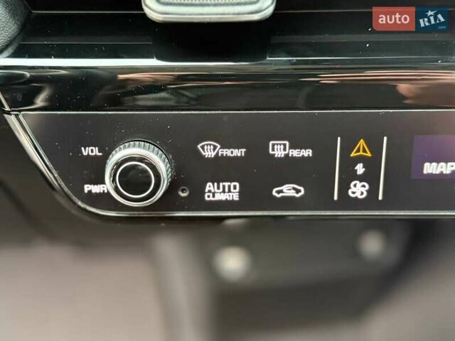 Сірий Кіа EV6, об'ємом двигуна 0 л та пробігом 9 тис. км за 27999 $, фото 128 на Automoto.ua